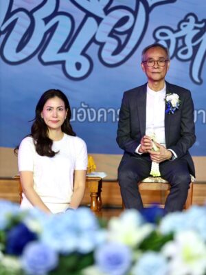 Khemupsorn Sirisukha Instagram - ดีใจที่สุดที่มีโอกาสได้เป็นลูกศิษย์ของอาจารย์สุพจน์ เจนณะสมบัติค่ะ 🥹♥️🙏🌱🌟✨

กลับไปโรงเรียนบดินทรเดชา (สิงห์ สิงหเสนี) อีกครั้ง เพื่อร่วมงานมุทิตาจิตของอาจารย์ที่เคารพรักที่สุด อาจารย์สุพจน์ เจนณะสมบัติ 🥹♥️🙏✨

อาจารย์ผู้สร้างวงโยธวาทิตของโรงเรียนให้ก้าวไกลสู่ระดับประเทศและระดับโลกจากการคว้ารางวัลมากมาย และยังเป็นหนึ่งในผู้ที่ปลูกฝัง “ความอดทน วินัย และความเสียสละ” ให้กับเด็กผู้หญิงคนหนึ่ง…ที่ชื่อเชอรี่ 🥹🙏🌱✨♥️

เชอรี่เป็นนักเรียนวงโยฯ รุ่นแรกของอาจารย์ เข้าร่วมตั้งแต่วันแรกที่อาจารย์เริ่มงานที่บดินทรจากการเล่นคลาริเน็ตจนถึง ม.5และ ม.6 ก็ควบตำแหน่งคทากรของวงด้วย

การได้ขึ้นกล่าวขอบคุณอาจารย์บนเวทีครั้งนี้…ไม่ง่ายเลยที่จะให้น้ำตาไม่ไหล เพราะทุกความทรงจำที่งดงามและความประทับใจในช่วงเกือบ 35 ปีที่ผ่านมา ย้อนกลับมาราวกับว่าเพิ่งเกิดขึ้นเมื่อวาน 🥹✨

ขอบพระคุณอาจารย์ที่เป็น “แบบอย่างของครูและคนคุณภาพ” ที่อุทิศตนทำงานอย่างเต็มกำลังตลอดชีวิตการรับราชการครู และเป็นแรงบันดาลใจให้ศิษย์ทุกคนตั้งใจทำในสิ่งที่รักอย่างสุดหัวใจ อาจารย์คือแรงบันดาลใจสำคัญในชีวิตของเชอรี่เสมอค่ะ 🥹🙏♥️🌟✨

อยากให้โลกนี้มีอาจารย์ที่มอบหัวใจให้กับการเป็น “ครู” และอุทิศตนเพื่อสร้างคนแบบอาจารย์สุพจน์เยอะ ๆ เพราะ “ครูที่ดี” คือของขวัญอันล้ำค่าสำหรับชีวิตลูกศิษย์ทุกคน ขอบพระคุณอาจารย์สุพจน์ 

รักอาจารย์มากมายค่า 🥹🙏♥️✨