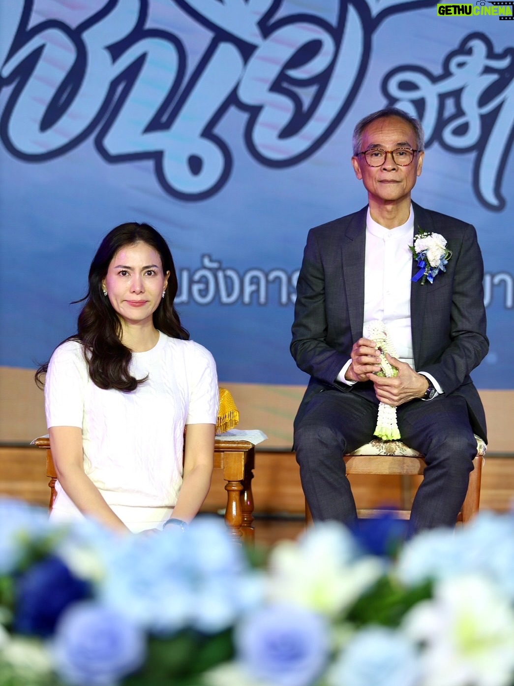 Khemupsorn Sirisukha - 25.8K Likes - ดีใจที่สุดที่มีโอกาสได้เป็นลูกศิษย์ของอาจารย์สุพจน์ เจนณะสมบัติค่ะ 🥹♥️🙏🌱🌟✨

กลับไปโรงเรียนบดินทรเดชา (สิงห์ สิงหเสนี) อีกครั้ง เพื่อร่วมงานมุทิตาจิตของอาจารย์ที่เคารพรักที่สุด อาจารย์สุพจน์ เจนณะสมบัติ 🥹♥️🙏✨

อาจารย์ผู้สร้างวงโยธวาทิตของโรงเรียนให้ก้าวไกลสู่ระดับประเทศและระดับโลกจากการคว้ารางวัลมากมาย และยังเป็นหนึ่งในผู้ที่ปลูกฝัง “ความอดทน วินัย และความเสียสละ” ให้กับเด็กผู้หญิงคนหนึ่ง…ที่ชื่อเชอรี่ 🥹🙏🌱✨♥️

เชอรี่เป็นนักเรียนวงโยฯ รุ่นแรกของอาจารย์ เข้าร่วมตั้งแต่วันแรกที่อาจารย์เริ่มงานที่บดินทรจากการเล่นคลาริเน็ตจนถึง ม.5และ ม.6 ก็ควบตำแหน่งคทากรของวงด้วย

การได้ขึ้นกล่าวขอบคุณอาจารย์บนเวทีครั้งนี้…ไม่ง่ายเลยที่จะให้น้ำตาไม่ไหล เพราะทุกความทรงจำที่งดงามและความประทับใจในช่วงเกือบ 35 ปีที่ผ่านมา ย้อนกลับมาราวกับว่าเพิ่งเกิดขึ้นเมื่อวาน 🥹✨

ขอบพระคุณอาจารย์ที่เป็น “แบบอย่างของครูและคนคุณภาพ” ที่อุทิศตนทำงานอย่างเต็มกำลังตลอดชีวิตการรับราชการครู และเป็นแรงบันดาลใจให้ศิษย์ทุกคนตั้งใจทำในสิ่งที่รักอย่างสุดหัวใจ อาจารย์คือแรงบันดาลใจสำคัญในชีวิตของเชอรี่เสมอค่ะ 🥹🙏♥️🌟✨

อยากให้โลกนี้มีอาจารย์ที่มอบหัวใจให้กับการเป็น “ครู” และอุทิศตนเพื่อสร้างคนแบบอาจารย์สุพจน์เยอะ ๆ เพราะ “ครูที่ดี” คือของขวัญอันล้ำค่าสำหรับชีวิตลูกศิษย์ทุกคน ขอบพระคุณอาจารย์สุพจน์ 

รักอาจารย์มากมายค่า 🥹🙏♥️✨