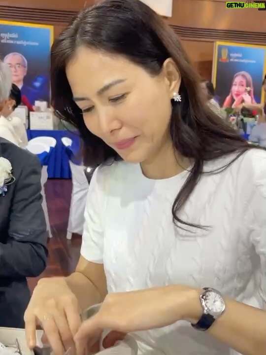Khemupsorn Sirisukha - 25.8K Likes - ดีใจที่สุดที่มีโอกาสได้เป็นลูกศิษย์ของอาจารย์สุพจน์ เจนณะสมบัติค่ะ 🥹♥️🙏🌱🌟✨

กลับไปโรงเรียนบดินทรเดชา (สิงห์ สิงหเสนี) อีกครั้ง เพื่อร่วมงานมุทิตาจิตของอาจารย์ที่เคารพรักที่สุด อาจารย์สุพจน์ เจนณะสมบัติ 🥹♥️🙏✨

อาจารย์ผู้สร้างวงโยธวาทิตของโรงเรียนให้ก้าวไกลสู่ระดับประเทศและระดับโลกจากการคว้ารางวัลมากมาย และยังเป็นหนึ่งในผู้ที่ปลูกฝัง “ความอดทน วินัย และความเสียสละ” ให้กับเด็กผู้หญิงคนหนึ่ง…ที่ชื่อเชอรี่ 🥹🙏🌱✨♥️

เชอรี่เป็นนักเรียนวงโยฯ รุ่นแรกของอาจารย์ เข้าร่วมตั้งแต่วันแรกที่อาจารย์เริ่มงานที่บดินทรจากการเล่นคลาริเน็ตจนถึง ม.5และ ม.6 ก็ควบตำแหน่งคทากรของวงด้วย

การได้ขึ้นกล่าวขอบคุณอาจารย์บนเวทีครั้งนี้…ไม่ง่ายเลยที่จะให้น้ำตาไม่ไหล เพราะทุกความทรงจำที่งดงามและความประทับใจในช่วงเกือบ 35 ปีที่ผ่านมา ย้อนกลับมาราวกับว่าเพิ่งเกิดขึ้นเมื่อวาน 🥹✨

ขอบพระคุณอาจารย์ที่เป็น “แบบอย่างของครูและคนคุณภาพ” ที่อุทิศตนทำงานอย่างเต็มกำลังตลอดชีวิตการรับราชการครู และเป็นแรงบันดาลใจให้ศิษย์ทุกคนตั้งใจทำในสิ่งที่รักอย่างสุดหัวใจ อาจารย์คือแรงบันดาลใจสำคัญในชีวิตของเชอรี่เสมอค่ะ 🥹🙏♥️🌟✨

อยากให้โลกนี้มีอาจารย์ที่มอบหัวใจให้กับการเป็น “ครู” และอุทิศตนเพื่อสร้างคนแบบอาจารย์สุพจน์เยอะ ๆ เพราะ “ครูที่ดี” คือของขวัญอันล้ำค่าสำหรับชีวิตลูกศิษย์ทุกคน ขอบพระคุณอาจารย์สุพจน์ 

รักอาจารย์มากมายค่า 🥹🙏♥️✨