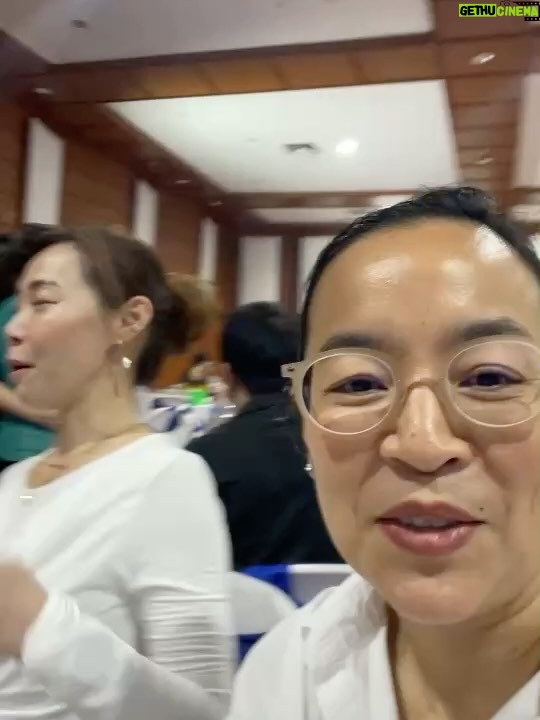 Khemupsorn Sirisukha - 25.8K Likes - ดีใจที่สุดที่มีโอกาสได้เป็นลูกศิษย์ของอาจารย์สุพจน์ เจนณะสมบัติค่ะ 🥹♥️🙏🌱🌟✨

กลับไปโรงเรียนบดินทรเดชา (สิงห์ สิงหเสนี) อีกครั้ง เพื่อร่วมงานมุทิตาจิตของอาจารย์ที่เคารพรักที่สุด อาจารย์สุพจน์ เจนณะสมบัติ 🥹♥️🙏✨

อาจารย์ผู้สร้างวงโยธวาทิตของโรงเรียนให้ก้าวไกลสู่ระดับประเทศและระดับโลกจากการคว้ารางวัลมากมาย และยังเป็นหนึ่งในผู้ที่ปลูกฝัง “ความอดทน วินัย และความเสียสละ” ให้กับเด็กผู้หญิงคนหนึ่ง…ที่ชื่อเชอรี่ 🥹🙏🌱✨♥️

เชอรี่เป็นนักเรียนวงโยฯ รุ่นแรกของอาจารย์ เข้าร่วมตั้งแต่วันแรกที่อาจารย์เริ่มงานที่บดินทรจากการเล่นคลาริเน็ตจนถึง ม.5และ ม.6 ก็ควบตำแหน่งคทากรของวงด้วย

การได้ขึ้นกล่าวขอบคุณอาจารย์บนเวทีครั้งนี้…ไม่ง่ายเลยที่จะให้น้ำตาไม่ไหล เพราะทุกความทรงจำที่งดงามและความประทับใจในช่วงเกือบ 35 ปีที่ผ่านมา ย้อนกลับมาราวกับว่าเพิ่งเกิดขึ้นเมื่อวาน 🥹✨

ขอบพระคุณอาจารย์ที่เป็น “แบบอย่างของครูและคนคุณภาพ” ที่อุทิศตนทำงานอย่างเต็มกำลังตลอดชีวิตการรับราชการครู และเป็นแรงบันดาลใจให้ศิษย์ทุกคนตั้งใจทำในสิ่งที่รักอย่างสุดหัวใจ อาจารย์คือแรงบันดาลใจสำคัญในชีวิตของเชอรี่เสมอค่ะ 🥹🙏♥️🌟✨

อยากให้โลกนี้มีอาจารย์ที่มอบหัวใจให้กับการเป็น “ครู” และอุทิศตนเพื่อสร้างคนแบบอาจารย์สุพจน์เยอะ ๆ เพราะ “ครูที่ดี” คือของขวัญอันล้ำค่าสำหรับชีวิตลูกศิษย์ทุกคน ขอบพระคุณอาจารย์สุพจน์ 

รักอาจารย์มากมายค่า 🥹🙏♥️✨