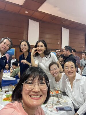 Khemupsorn Sirisukha Instagram - ดีใจที่สุดที่มีโอกาสได้เป็นลูกศิษย์ของอาจารย์สุพจน์ เจนณะสมบัติค่ะ 🥹♥️🙏🌱🌟✨

กลับไปโรงเรียนบดินทรเดชา (สิงห์ สิงหเสนี) อีกครั้ง เพื่อร่วมงานมุทิตาจิตของอาจารย์ที่เคารพรักที่สุด อาจารย์สุพจน์ เจนณะสมบัติ 🥹♥️🙏✨

อาจารย์ผู้สร้างวงโยธวาทิตของโรงเรียนให้ก้าวไกลสู่ระดับประเทศและระดับโลกจากการคว้ารางวัลมากมาย และยังเป็นหนึ่งในผู้ที่ปลูกฝัง “ความอดทน วินัย และความเสียสละ” ให้กับเด็กผู้หญิงคนหนึ่ง…ที่ชื่อเชอรี่ 🥹🙏🌱✨♥️

เชอรี่เป็นนักเรียนวงโยฯ รุ่นแรกของอาจารย์ เข้าร่วมตั้งแต่วันแรกที่อาจารย์เริ่มงานที่บดินทรจากการเล่นคลาริเน็ตจนถึง ม.5และ ม.6 ก็ควบตำแหน่งคทากรของวงด้วย

การได้ขึ้นกล่าวขอบคุณอาจารย์บนเวทีครั้งนี้…ไม่ง่ายเลยที่จะให้น้ำตาไม่ไหล เพราะทุกความทรงจำที่งดงามและความประทับใจในช่วงเกือบ 35 ปีที่ผ่านมา ย้อนกลับมาราวกับว่าเพิ่งเกิดขึ้นเมื่อวาน 🥹✨

ขอบพระคุณอาจารย์ที่เป็น “แบบอย่างของครูและคนคุณภาพ” ที่อุทิศตนทำงานอย่างเต็มกำลังตลอดชีวิตการรับราชการครู และเป็นแรงบันดาลใจให้ศิษย์ทุกคนตั้งใจทำในสิ่งที่รักอย่างสุดหัวใจ อาจารย์คือแรงบันดาลใจสำคัญในชีวิตของเชอรี่เสมอค่ะ 🥹🙏♥️🌟✨

อยากให้โลกนี้มีอาจารย์ที่มอบหัวใจให้กับการเป็น “ครู” และอุทิศตนเพื่อสร้างคนแบบอาจารย์สุพจน์เยอะ ๆ เพราะ “ครูที่ดี” คือของขวัญอันล้ำค่าสำหรับชีวิตลูกศิษย์ทุกคน ขอบพระคุณอาจารย์สุพจน์ 

รักอาจารย์มากมายค่า 🥹🙏♥️✨