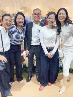 Khemupsorn Sirisukha Instagram - ดีใจที่สุดที่มีโอกาสได้เป็นลูกศิษย์ของอาจารย์สุพจน์ เจนณะสมบัติค่ะ 🥹♥️🙏🌱🌟✨

กลับไปโรงเรียนบดินทรเดชา (สิงห์ สิงหเสนี) อีกครั้ง เพื่อร่วมงานมุทิตาจิตของอาจารย์ที่เคารพรักที่สุด อาจารย์สุพจน์ เจนณะสมบัติ 🥹♥️🙏✨

อาจารย์ผู้สร้างวงโยธวาทิตของโรงเรียนให้ก้าวไกลสู่ระดับประเทศและระดับโลกจากการคว้ารางวัลมากมาย และยังเป็นหนึ่งในผู้ที่ปลูกฝัง “ความอดทน วินัย และความเสียสละ” ให้กับเด็กผู้หญิงคนหนึ่ง…ที่ชื่อเชอรี่ 🥹🙏🌱✨♥️

เชอรี่เป็นนักเรียนวงโยฯ รุ่นแรกของอาจารย์ เข้าร่วมตั้งแต่วันแรกที่อาจารย์เริ่มงานที่บดินทรจากการเล่นคลาริเน็ตจนถึง ม.5และ ม.6 ก็ควบตำแหน่งคทากรของวงด้วย

การได้ขึ้นกล่าวขอบคุณอาจารย์บนเวทีครั้งนี้…ไม่ง่ายเลยที่จะให้น้ำตาไม่ไหล เพราะทุกความทรงจำที่งดงามและความประทับใจในช่วงเกือบ 35 ปีที่ผ่านมา ย้อนกลับมาราวกับว่าเพิ่งเกิดขึ้นเมื่อวาน 🥹✨

ขอบพระคุณอาจารย์ที่เป็น “แบบอย่างของครูและคนคุณภาพ” ที่อุทิศตนทำงานอย่างเต็มกำลังตลอดชีวิตการรับราชการครู และเป็นแรงบันดาลใจให้ศิษย์ทุกคนตั้งใจทำในสิ่งที่รักอย่างสุดหัวใจ อาจารย์คือแรงบันดาลใจสำคัญในชีวิตของเชอรี่เสมอค่ะ 🥹🙏♥️🌟✨

อยากให้โลกนี้มีอาจารย์ที่มอบหัวใจให้กับการเป็น “ครู” และอุทิศตนเพื่อสร้างคนแบบอาจารย์สุพจน์เยอะ ๆ เพราะ “ครูที่ดี” คือของขวัญอันล้ำค่าสำหรับชีวิตลูกศิษย์ทุกคน ขอบพระคุณอาจารย์สุพจน์ 

รักอาจารย์มากมายค่า 🥹🙏♥️✨