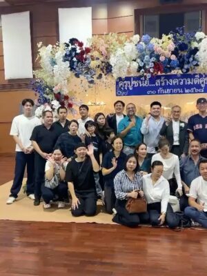 Khemupsorn Sirisukha Instagram - ดีใจที่สุดที่มีโอกาสได้เป็นลูกศิษย์ของอาจารย์สุพจน์ เจนณะสมบัติค่ะ 🥹♥️🙏🌱🌟✨

กลับไปโรงเรียนบดินทรเดชา (สิงห์ สิงหเสนี) อีกครั้ง เพื่อร่วมงานมุทิตาจิตของอาจารย์ที่เคารพรักที่สุด อาจารย์สุพจน์ เจนณะสมบัติ 🥹♥️🙏✨

อาจารย์ผู้สร้างวงโยธวาทิตของโรงเรียนให้ก้าวไกลสู่ระดับประเทศและระดับโลกจากการคว้ารางวัลมากมาย และยังเป็นหนึ่งในผู้ที่ปลูกฝัง “ความอดทน วินัย และความเสียสละ” ให้กับเด็กผู้หญิงคนหนึ่ง…ที่ชื่อเชอรี่ 🥹🙏🌱✨♥️

เชอรี่เป็นนักเรียนวงโยฯ รุ่นแรกของอาจารย์ เข้าร่วมตั้งแต่วันแรกที่อาจารย์เริ่มงานที่บดินทรจากการเล่นคลาริเน็ตจนถึง ม.5และ ม.6 ก็ควบตำแหน่งคทากรของวงด้วย

การได้ขึ้นกล่าวขอบคุณอาจารย์บนเวทีครั้งนี้…ไม่ง่ายเลยที่จะให้น้ำตาไม่ไหล เพราะทุกความทรงจำที่งดงามและความประทับใจในช่วงเกือบ 35 ปีที่ผ่านมา ย้อนกลับมาราวกับว่าเพิ่งเกิดขึ้นเมื่อวาน 🥹✨

ขอบพระคุณอาจารย์ที่เป็น “แบบอย่างของครูและคนคุณภาพ” ที่อุทิศตนทำงานอย่างเต็มกำลังตลอดชีวิตการรับราชการครู และเป็นแรงบันดาลใจให้ศิษย์ทุกคนตั้งใจทำในสิ่งที่รักอย่างสุดหัวใจ อาจารย์คือแรงบันดาลใจสำคัญในชีวิตของเชอรี่เสมอค่ะ 🥹🙏♥️🌟✨

อยากให้โลกนี้มีอาจารย์ที่มอบหัวใจให้กับการเป็น “ครู” และอุทิศตนเพื่อสร้างคนแบบอาจารย์สุพจน์เยอะ ๆ เพราะ “ครูที่ดี” คือของขวัญอันล้ำค่าสำหรับชีวิตลูกศิษย์ทุกคน ขอบพระคุณอาจารย์สุพจน์ 

รักอาจารย์มากมายค่า 🥹🙏♥️✨