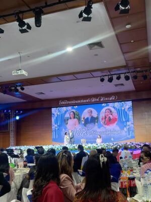 Khemupsorn Sirisukha Instagram - ดีใจที่สุดที่มีโอกาสได้เป็นลูกศิษย์ของอาจารย์สุพจน์ เจนณะสมบัติค่ะ 🥹♥️🙏🌱🌟✨

กลับไปโรงเรียนบดินทรเดชา (สิงห์ สิงหเสนี) อีกครั้ง เพื่อร่วมงานมุทิตาจิตของอาจารย์ที่เคารพรักที่สุด อาจารย์สุพจน์ เจนณะสมบัติ 🥹♥️🙏✨

อาจารย์ผู้สร้างวงโยธวาทิตของโรงเรียนให้ก้าวไกลสู่ระดับประเทศและระดับโลกจากการคว้ารางวัลมากมาย และยังเป็นหนึ่งในผู้ที่ปลูกฝัง “ความอดทน วินัย และความเสียสละ” ให้กับเด็กผู้หญิงคนหนึ่ง…ที่ชื่อเชอรี่ 🥹🙏🌱✨♥️

เชอรี่เป็นนักเรียนวงโยฯ รุ่นแรกของอาจารย์ เข้าร่วมตั้งแต่วันแรกที่อาจารย์เริ่มงานที่บดินทรจากการเล่นคลาริเน็ตจนถึง ม.5และ ม.6 ก็ควบตำแหน่งคทากรของวงด้วย

การได้ขึ้นกล่าวขอบคุณอาจารย์บนเวทีครั้งนี้…ไม่ง่ายเลยที่จะให้น้ำตาไม่ไหล เพราะทุกความทรงจำที่งดงามและความประทับใจในช่วงเกือบ 35 ปีที่ผ่านมา ย้อนกลับมาราวกับว่าเพิ่งเกิดขึ้นเมื่อวาน 🥹✨

ขอบพระคุณอาจารย์ที่เป็น “แบบอย่างของครูและคนคุณภาพ” ที่อุทิศตนทำงานอย่างเต็มกำลังตลอดชีวิตการรับราชการครู และเป็นแรงบันดาลใจให้ศิษย์ทุกคนตั้งใจทำในสิ่งที่รักอย่างสุดหัวใจ อาจารย์คือแรงบันดาลใจสำคัญในชีวิตของเชอรี่เสมอค่ะ 🥹🙏♥️🌟✨

อยากให้โลกนี้มีอาจารย์ที่มอบหัวใจให้กับการเป็น “ครู” และอุทิศตนเพื่อสร้างคนแบบอาจารย์สุพจน์เยอะ ๆ เพราะ “ครูที่ดี” คือของขวัญอันล้ำค่าสำหรับชีวิตลูกศิษย์ทุกคน ขอบพระคุณอาจารย์สุพจน์ 

รักอาจารย์มากมายค่า 🥹🙏♥️✨