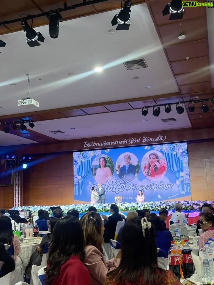 Khemupsorn Sirisukha - 25.8K Likes - ดีใจที่สุดที่มีโอกาสได้เป็นลูกศิษย์ของอาจารย์สุพจน์ เจนณะสมบัติค่ะ 🥹♥️🙏🌱🌟✨

กลับไปโรงเรียนบดินทรเดชา (สิงห์ สิงหเสนี) อีกครั้ง เพื่อร่วมงานมุทิตาจิตของอาจารย์ที่เคารพรักที่สุด อาจารย์สุพจน์ เจนณะสมบัติ 🥹♥️🙏✨

อาจารย์ผู้สร้างวงโยธวาทิตของโรงเรียนให้ก้าวไกลสู่ระดับประเทศและระดับโลกจากการคว้ารางวัลมากมาย และยังเป็นหนึ่งในผู้ที่ปลูกฝัง “ความอดทน วินัย และความเสียสละ” ให้กับเด็กผู้หญิงคนหนึ่ง…ที่ชื่อเชอรี่ 🥹🙏🌱✨♥️

เชอรี่เป็นนักเรียนวงโยฯ รุ่นแรกของอาจารย์ เข้าร่วมตั้งแต่วันแรกที่อาจารย์เริ่มงานที่บดินทรจากการเล่นคลาริเน็ตจนถึง ม.5และ ม.6 ก็ควบตำแหน่งคทากรของวงด้วย

การได้ขึ้นกล่าวขอบคุณอาจารย์บนเวทีครั้งนี้…ไม่ง่ายเลยที่จะให้น้ำตาไม่ไหล เพราะทุกความทรงจำที่งดงามและความประทับใจในช่วงเกือบ 35 ปีที่ผ่านมา ย้อนกลับมาราวกับว่าเพิ่งเกิดขึ้นเมื่อวาน 🥹✨

ขอบพระคุณอาจารย์ที่เป็น “แบบอย่างของครูและคนคุณภาพ” ที่อุทิศตนทำงานอย่างเต็มกำลังตลอดชีวิตการรับราชการครู และเป็นแรงบันดาลใจให้ศิษย์ทุกคนตั้งใจทำในสิ่งที่รักอย่างสุดหัวใจ อาจารย์คือแรงบันดาลใจสำคัญในชีวิตของเชอรี่เสมอค่ะ 🥹🙏♥️🌟✨

อยากให้โลกนี้มีอาจารย์ที่มอบหัวใจให้กับการเป็น “ครู” และอุทิศตนเพื่อสร้างคนแบบอาจารย์สุพจน์เยอะ ๆ เพราะ “ครูที่ดี” คือของขวัญอันล้ำค่าสำหรับชีวิตลูกศิษย์ทุกคน ขอบพระคุณอาจารย์สุพจน์ 

รักอาจารย์มากมายค่า 🥹🙏♥️✨