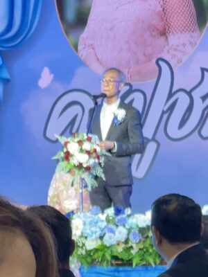 Khemupsorn Sirisukha Instagram - ดีใจที่สุดที่มีโอกาสได้เป็นลูกศิษย์ของอาจารย์สุพจน์ เจนณะสมบัติค่ะ 🥹♥️🙏🌱🌟✨

กลับไปโรงเรียนบดินทรเดชา (สิงห์ สิงหเสนี) อีกครั้ง เพื่อร่วมงานมุทิตาจิตของอาจารย์ที่เคารพรักที่สุด อาจารย์สุพจน์ เจนณะสมบัติ 🥹♥️🙏✨

อาจารย์ผู้สร้างวงโยธวาทิตของโรงเรียนให้ก้าวไกลสู่ระดับประเทศและระดับโลกจากการคว้ารางวัลมากมาย และยังเป็นหนึ่งในผู้ที่ปลูกฝัง “ความอดทน วินัย และความเสียสละ” ให้กับเด็กผู้หญิงคนหนึ่ง…ที่ชื่อเชอรี่ 🥹🙏🌱✨♥️

เชอรี่เป็นนักเรียนวงโยฯ รุ่นแรกของอาจารย์ เข้าร่วมตั้งแต่วันแรกที่อาจารย์เริ่มงานที่บดินทรจากการเล่นคลาริเน็ตจนถึง ม.5และ ม.6 ก็ควบตำแหน่งคทากรของวงด้วย

การได้ขึ้นกล่าวขอบคุณอาจารย์บนเวทีครั้งนี้…ไม่ง่ายเลยที่จะให้น้ำตาไม่ไหล เพราะทุกความทรงจำที่งดงามและความประทับใจในช่วงเกือบ 35 ปีที่ผ่านมา ย้อนกลับมาราวกับว่าเพิ่งเกิดขึ้นเมื่อวาน 🥹✨

ขอบพระคุณอาจารย์ที่เป็น “แบบอย่างของครูและคนคุณภาพ” ที่อุทิศตนทำงานอย่างเต็มกำลังตลอดชีวิตการรับราชการครู และเป็นแรงบันดาลใจให้ศิษย์ทุกคนตั้งใจทำในสิ่งที่รักอย่างสุดหัวใจ อาจารย์คือแรงบันดาลใจสำคัญในชีวิตของเชอรี่เสมอค่ะ 🥹🙏♥️🌟✨

อยากให้โลกนี้มีอาจารย์ที่มอบหัวใจให้กับการเป็น “ครู” และอุทิศตนเพื่อสร้างคนแบบอาจารย์สุพจน์เยอะ ๆ เพราะ “ครูที่ดี” คือของขวัญอันล้ำค่าสำหรับชีวิตลูกศิษย์ทุกคน ขอบพระคุณอาจารย์สุพจน์ 

รักอาจารย์มากมายค่า 🥹🙏♥️✨