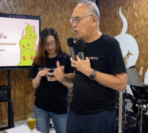 Khemupsorn Sirisukha Instagram - Pay it forward 🥹♥️🤗

IMETMAX X กลับไปเยี่ยม “บ้านลูกเหรียง” ที่ยะลาอีกครั้ง ครั้งนี้คณะใหญ่ขึ้นกว่าเดิม มีพี่ ๆ จาก IMET Family มาร่วมทริปด้วยกันหลายท่าน พี่ชมพู่ น้องสมาน น้องจัส และน้องๆ ทุกคนจากบ้านลูกเหรียง ให้การต้อนรับและดูแลพวกเราเป็นอย่างดี  ขอบคุณทุกคนมาก ๆ ที่มาร่วมเติมพลังใจให้กันและกันในครั้งนี้ค่ะ 🥹🙏♥️✨

และที่พิเศษสุด ๆ คือ เราได้รับเกียรติจาก พี่เตา บรรยง พงษ์พานิช ร่วมเดินทางไปกับเรา พร้อมมอบเงิน 999,999 บาท เพื่อสนับสนุนการทำงานของกลุ่มลูกเหรียงอีกด้วย ทำให้ Mentors ทั้ง 3 คน อย่างพี่ตั้ม พี่เด่น และเชอรี่ รวมถึงทีมงานบ้านลูกเหรียงทุกคน ซาบซึ้งสุดหัวใจ ขอบพระคุณพี่เตามากจริง ๆ ค่ะ 🥹♥️🙏🌟✨

เชอรี่เชื่อมั่นว่าเมล็ดพันธุ์เล็ก ๆ แห่งบ้านลูกเหรียงที่กำลังเติบโตขึ้นอย่างงดงามนี้ จะไม่เป็นเพียงผู้รับแต่เพียงฝ่ายเดียว แต่จะกลายเป็นผู้ให้ ที่ส่งต่อแรงบันดาลใจและความหวัง ที่ทำให้การ Pay it forward ขยายวงกว้างขึ้นเรื่อย ๆ ต่อไป 🥹♥️🌱✨

ท้ายทริปยังได้แวะเที่ยว ยะลา–ปัตตานี สองเมืองที่อบอุ่น น่ารัก และน่าเที่ยวมาก ๆ จะกลับไปอีกอย่างแน่นอนค่ะ 🤗♥️🥹✨