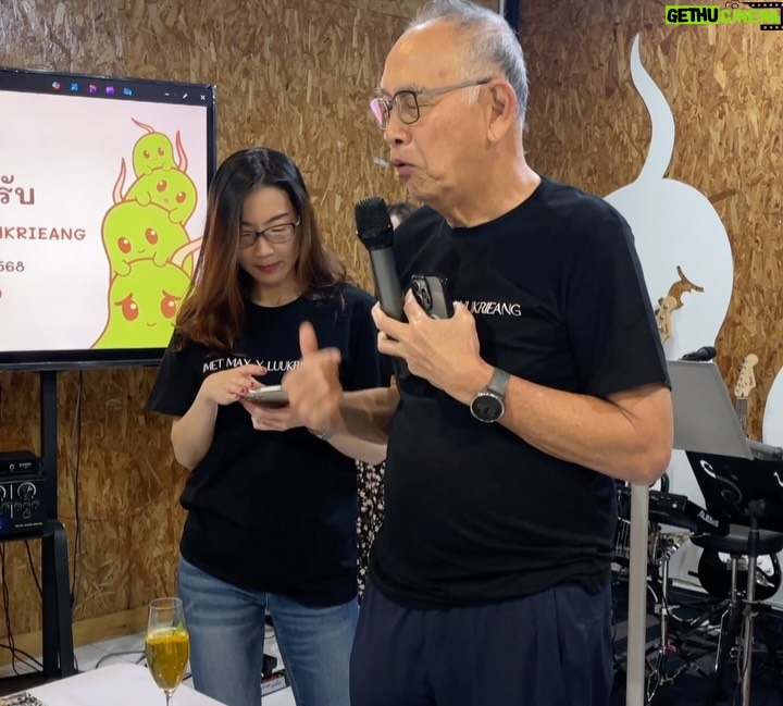Khemupsorn Sirisukha - 13K Likes - Pay it forward 🥹♥️🤗

IMETMAX X กลับไปเยี่ยม “บ้านลูกเหรียง” ที่ยะลาอีกครั้ง ครั้งนี้คณะใหญ่ขึ้นกว่าเดิม มีพี่ ๆ จาก IMET Family มาร่วมทริปด้วยกันหลายท่าน พี่ชมพู่ น้องสมาน น้องจัส และน้องๆ ทุกคนจากบ้านลูกเหรียง ให้การต้อนรับและดูแลพวกเราเป็นอย่างดี  ขอบคุณทุกคนมาก ๆ ที่มาร่วมเติมพลังใจให้กันและกันในครั้งนี้ค่ะ 🥹🙏♥️✨

และที่พิเศษสุด ๆ คือ เราได้รับเกียรติจาก พี่เตา บรรยง พงษ์พานิช ร่วมเดินทางไปกับเรา พร้อมมอบเงิน 999,999 บาท เพื่อสนับสนุนการทำงานของกลุ่มลูกเหรียงอีกด้วย ทำให้ Mentors ทั้ง 3 คน อย่างพี่ตั้ม พี่เด่น และเชอรี่ รวมถึงทีมงานบ้านลูกเหรียงทุกคน ซาบซึ้งสุดหัวใจ ขอบพระคุณพี่เตามากจริง ๆ ค่ะ 🥹♥️🙏🌟✨

เชอรี่เชื่อมั่นว่าเมล็ดพันธุ์เล็ก ๆ แห่งบ้านลูกเหรียงที่กำลังเติบโตขึ้นอย่างงดงามนี้ จะไม่เป็นเพียงผู้รับแต่เพียงฝ่ายเดียว แต่จะกลายเป็นผู้ให้ ที่ส่งต่อแรงบันดาลใจและความหวัง ที่ทำให้การ Pay it forward ขยายวงกว้างขึ้นเรื่อย ๆ ต่อไป 🥹♥️🌱✨

ท้ายทริปยังได้แวะเที่ยว ยะลา–ปัตตานี สองเมืองที่อบอุ่น น่ารัก และน่าเที่ยวมาก ๆ จะกลับไปอีกอย่างแน่นอนค่ะ 🤗♥️🥹✨