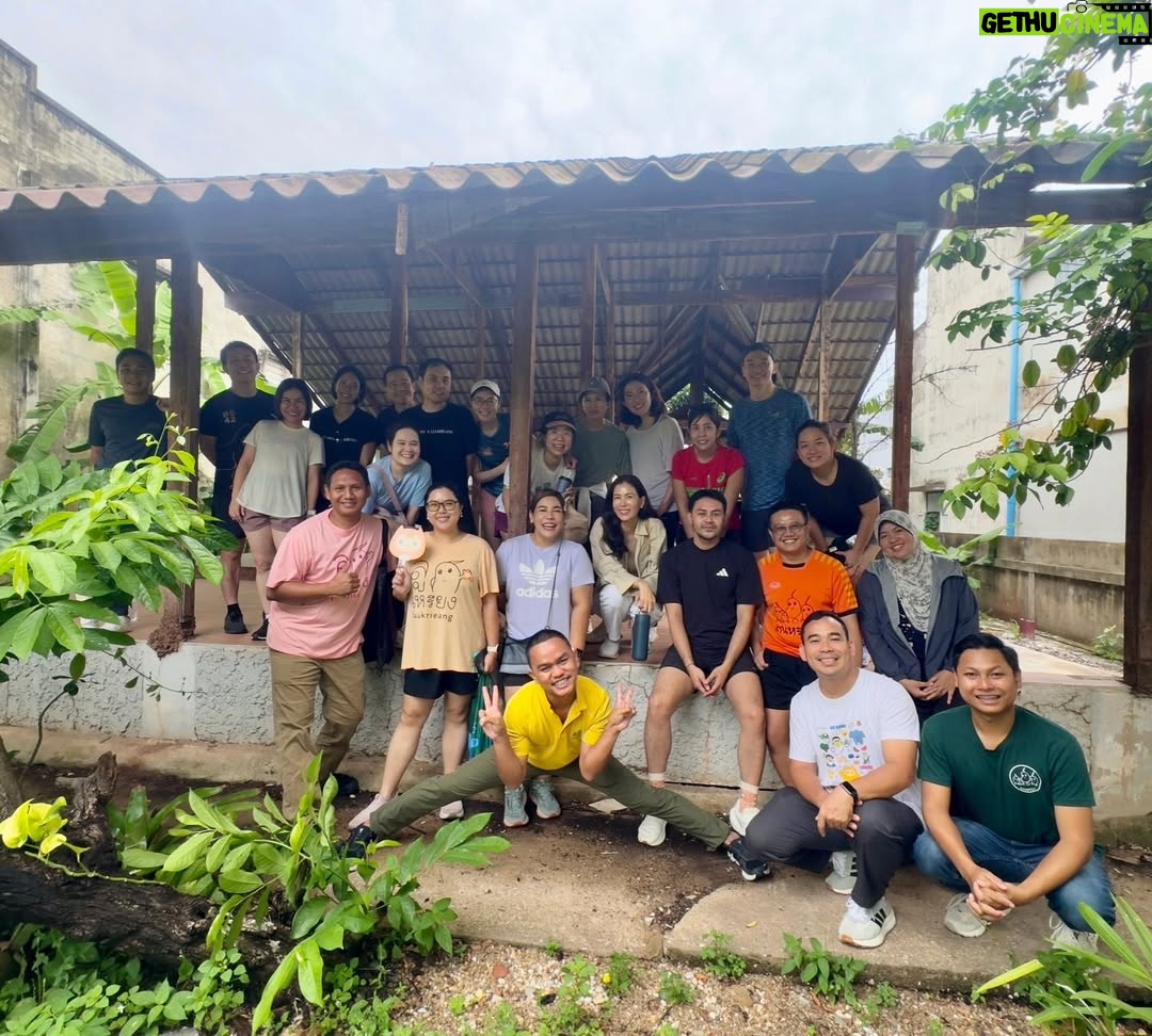 Khemupsorn Sirisukha - 13K Likes - Pay it forward 🥹♥️🤗

IMETMAX X กลับไปเยี่ยม “บ้านลูกเหรียง” ที่ยะลาอีกครั้ง ครั้งนี้คณะใหญ่ขึ้นกว่าเดิม มีพี่ ๆ จาก IMET Family มาร่วมทริปด้วยกันหลายท่าน พี่ชมพู่ น้องสมาน น้องจัส และน้องๆ ทุกคนจากบ้านลูกเหรียง ให้การต้อนรับและดูแลพวกเราเป็นอย่างดี  ขอบคุณทุกคนมาก ๆ ที่มาร่วมเติมพลังใจให้กันและกันในครั้งนี้ค่ะ 🥹🙏♥️✨

และที่พิเศษสุด ๆ คือ เราได้รับเกียรติจาก พี่เตา บรรยง พงษ์พานิช ร่วมเดินทางไปกับเรา พร้อมมอบเงิน 999,999 บาท เพื่อสนับสนุนการทำงานของกลุ่มลูกเหรียงอีกด้วย ทำให้ Mentors ทั้ง 3 คน อย่างพี่ตั้ม พี่เด่น และเชอรี่ รวมถึงทีมงานบ้านลูกเหรียงทุกคน ซาบซึ้งสุดหัวใจ ขอบพระคุณพี่เตามากจริง ๆ ค่ะ 🥹♥️🙏🌟✨

เชอรี่เชื่อมั่นว่าเมล็ดพันธุ์เล็ก ๆ แห่งบ้านลูกเหรียงที่กำลังเติบโตขึ้นอย่างงดงามนี้ จะไม่เป็นเพียงผู้รับแต่เพียงฝ่ายเดียว แต่จะกลายเป็นผู้ให้ ที่ส่งต่อแรงบันดาลใจและความหวัง ที่ทำให้การ Pay it forward ขยายวงกว้างขึ้นเรื่อย ๆ ต่อไป 🥹♥️🌱✨

ท้ายทริปยังได้แวะเที่ยว ยะลา–ปัตตานี สองเมืองที่อบอุ่น น่ารัก และน่าเที่ยวมาก ๆ จะกลับไปอีกอย่างแน่นอนค่ะ 🤗♥️🥹✨
