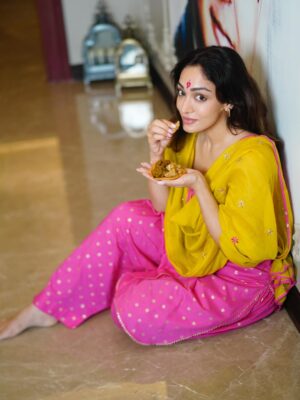 Khushali Kumar Instagram - Happy Ashtami 🙏🏻
कंजक पूजन की बद्धाइयाँ. Jai Mata di
