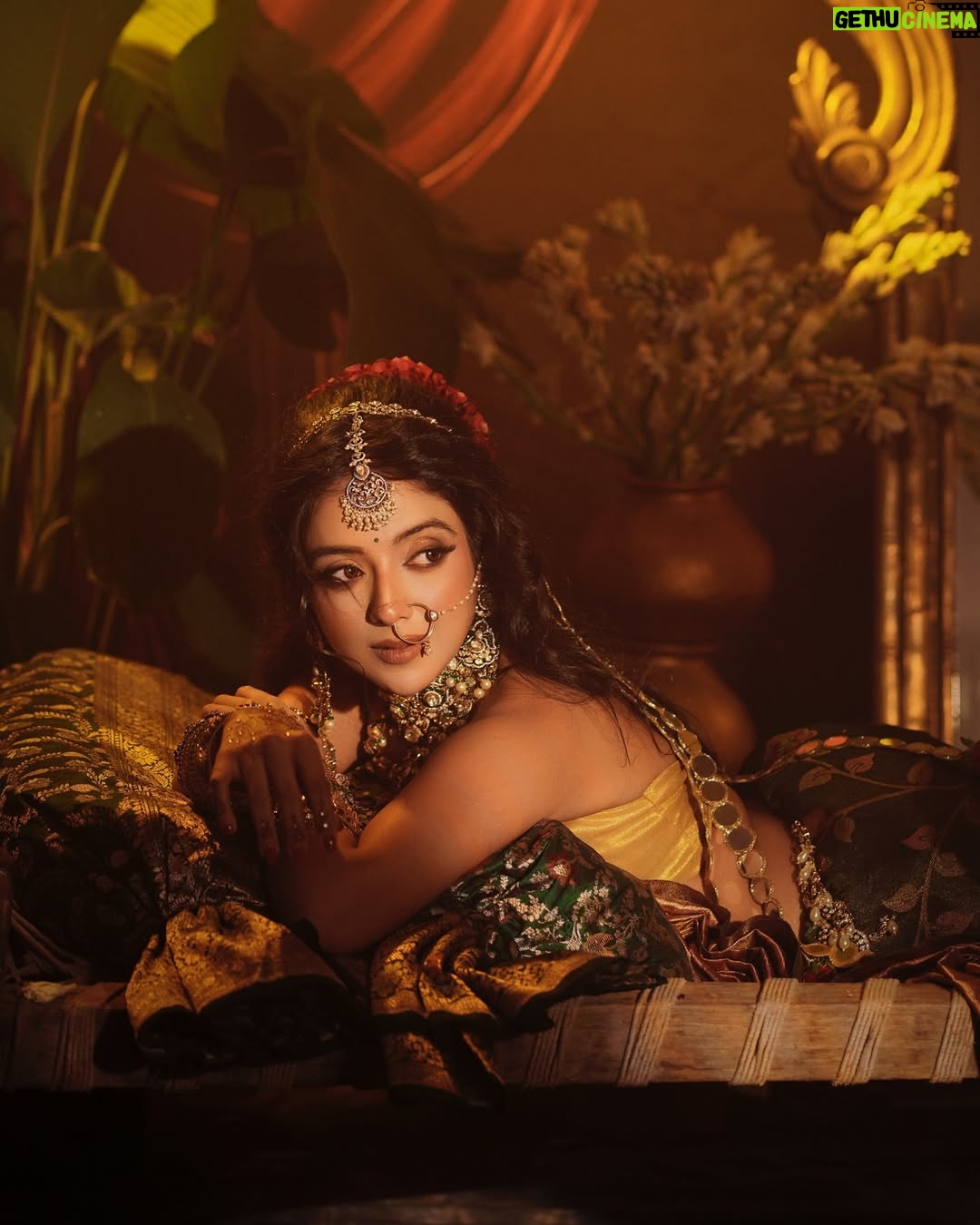 Khushi Dubey - 137.4K Likes - Happy Navratriiiii🙏♥️
Day 5 – Maa Skandmata is the symbol of motherhood, compassion, and boundless love. The color Orange radiates warmth, positivity, and divine strength that inspires us to embrace life with courage and devotion. 🔶✨🙏

🌸 Adorning this radiant Festive Look in shades of Orange, reflecting joy, energy, and festive elegance.

Shoot Concept & Look Designed By:- @nehaadhvikmahajan

💄MUA, Hair & Styling :-
@nehaadhvikmahajan

🎥 :- @abhay_r_kirti

🖌️Beauty Partner:- @londonprimeindia
👗Saree :- @neerusindia
💎Jewellery :- @adan_creation_

Assisted By :- Students @imuseacademy
Location📍:- @studioimuse