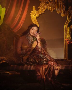 Khushi Dubey Instagram - Happy Navratriiiii🙏♥️
Day 5 – Maa Skandmata is the symbol of motherhood, compassion, and boundless love. The color Orange radiates warmth, positivity, and divine strength that inspires us to embrace life with courage and devotion. 🔶✨🙏

🌸 Adorning this radiant Festive Look in shades of Orange, reflecting joy, energy, and festive elegance.

Shoot Concept & Look Designed By:- @nehaadhvikmahajan

💄MUA, Hair & Styling :-
@nehaadhvikmahajan

🎥 :- @abhay_r_kirti

🖌️Beauty Partner:- @londonprimeindia
👗Saree :- @neerusindia
💎Jewellery :- @adan_creation_

Assisted By :- Students @imuseacademy
Location📍:- @studioimuse