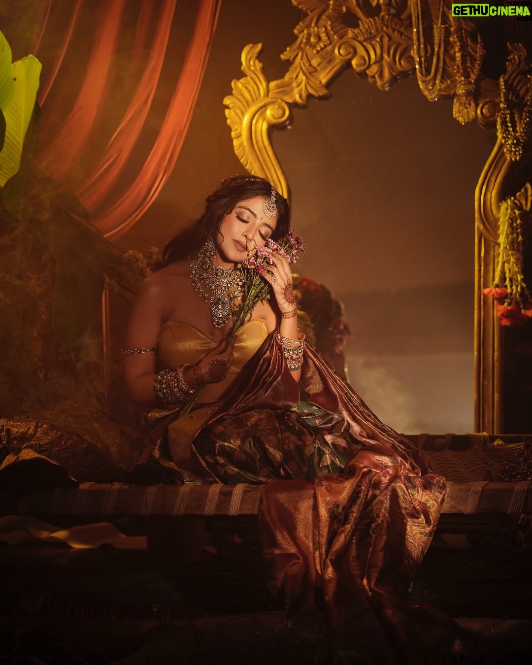 Khushi Dubey - 137.4K Likes - Happy Navratriiiii🙏♥️
Day 5 – Maa Skandmata is the symbol of motherhood, compassion, and boundless love. The color Orange radiates warmth, positivity, and divine strength that inspires us to embrace life with courage and devotion. 🔶✨🙏

🌸 Adorning this radiant Festive Look in shades of Orange, reflecting joy, energy, and festive elegance.

Shoot Concept & Look Designed By:- @nehaadhvikmahajan

💄MUA, Hair & Styling :-
@nehaadhvikmahajan

🎥 :- @abhay_r_kirti

🖌️Beauty Partner:- @londonprimeindia
👗Saree :- @neerusindia
💎Jewellery :- @adan_creation_

Assisted By :- Students @imuseacademy
Location📍:- @studioimuse