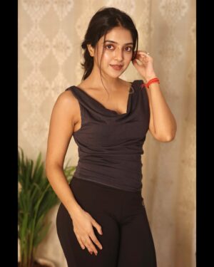 Khushi Dubey Instagram - ♥️🥂

Captured by @shuklaforhmh 🌸

#khushidubey #love #fitness