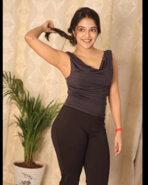 Khushi Dubey Instagram - ♥️🥂

Captured by @shuklaforhmh 🌸

#khushidubey #love #fitness