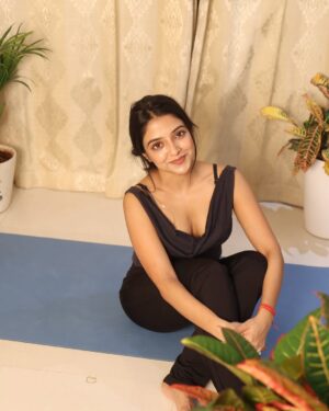 Khushi Dubey Instagram - ♥️🥂

Captured by @shuklaforhmh 🌸

#khushidubey #love #fitness