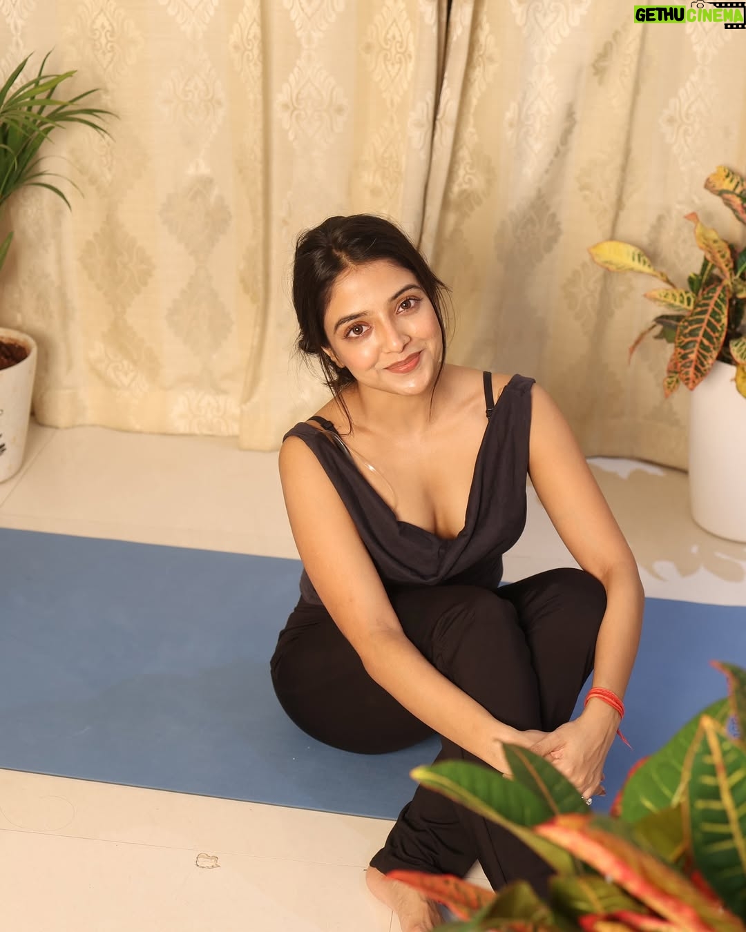 Khushi Dubey - 153.6K Likes - ♥️🥂

Captured by @shuklaforhmh 🌸

#khushidubey #love #fitness
