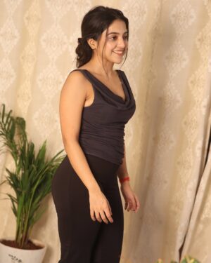 Khushi Dubey Instagram - ♥️🥂

Captured by @shuklaforhmh 🌸

#khushidubey #love #fitness