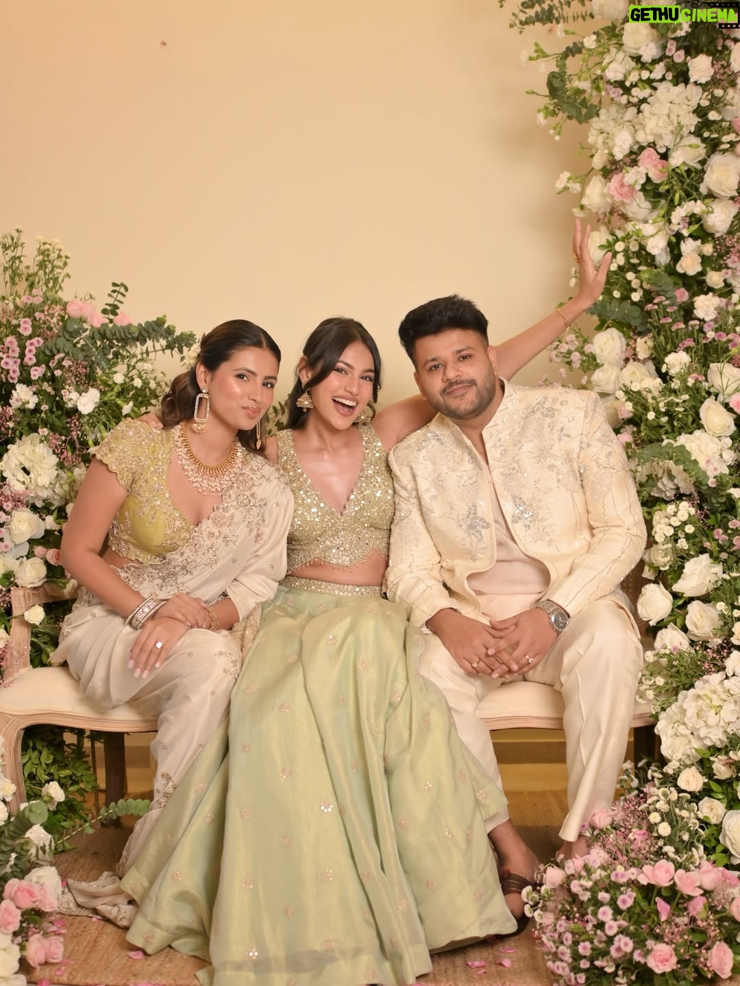 Khushi Hegde - 212.3K Likes - happiest bunch👼🏼🤍

wearing @seasonsmumbai 🏹
styled by: @tiara_gal @shalu_jaiswani