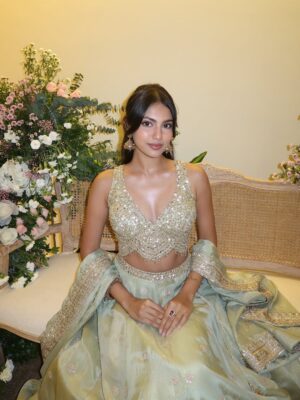 Khushi Hegde Instagram - happiest bunchš¼š¼š¤
wearing @seasonsmumbai š¹
styled by: @tiara_gal @shalu_jaiswani