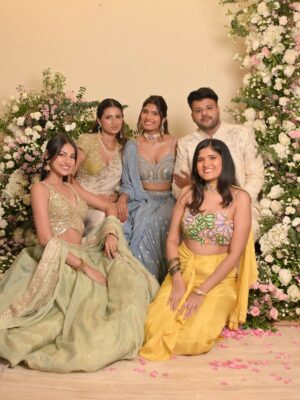 Khushi Hegde Instagram - happiest bunchš¼š¼š¤
wearing @seasonsmumbai š¹
styled by: @tiara_gal @shalu_jaiswani