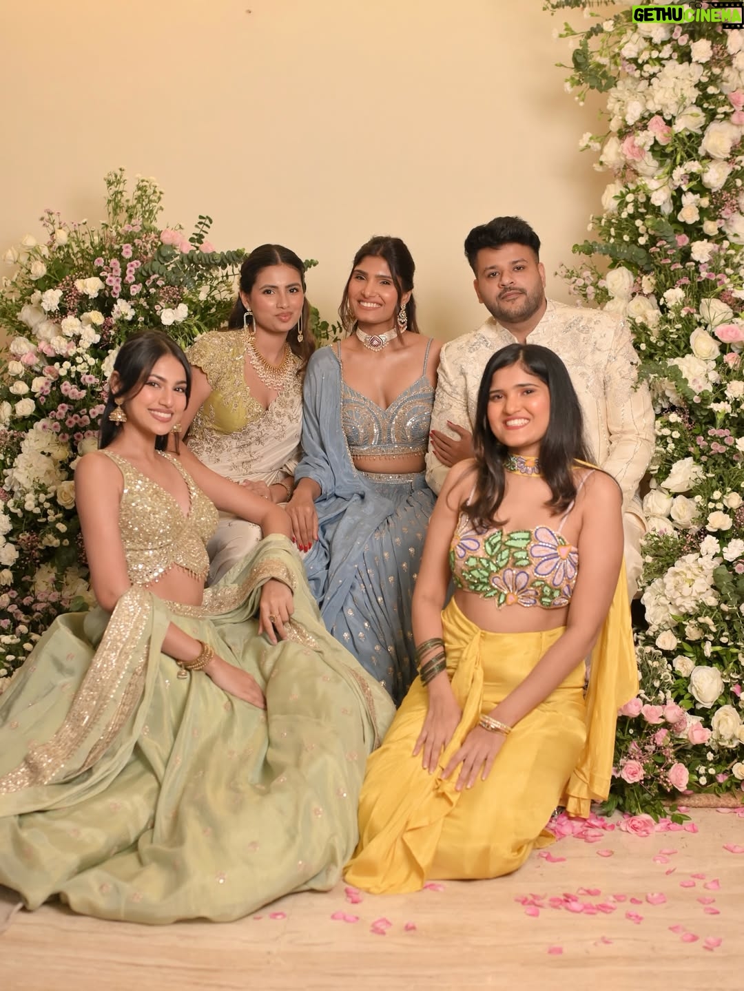 Khushi Hegde - 212.3K Likes - happiest bunch👼🏼🤍

wearing @seasonsmumbai 🏹
styled by: @tiara_gal @shalu_jaiswani
