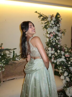 Khushi Hegde Instagram - happiest bunchš¼š¼š¤
wearing @seasonsmumbai š¹
styled by: @tiara_gal @shalu_jaiswani