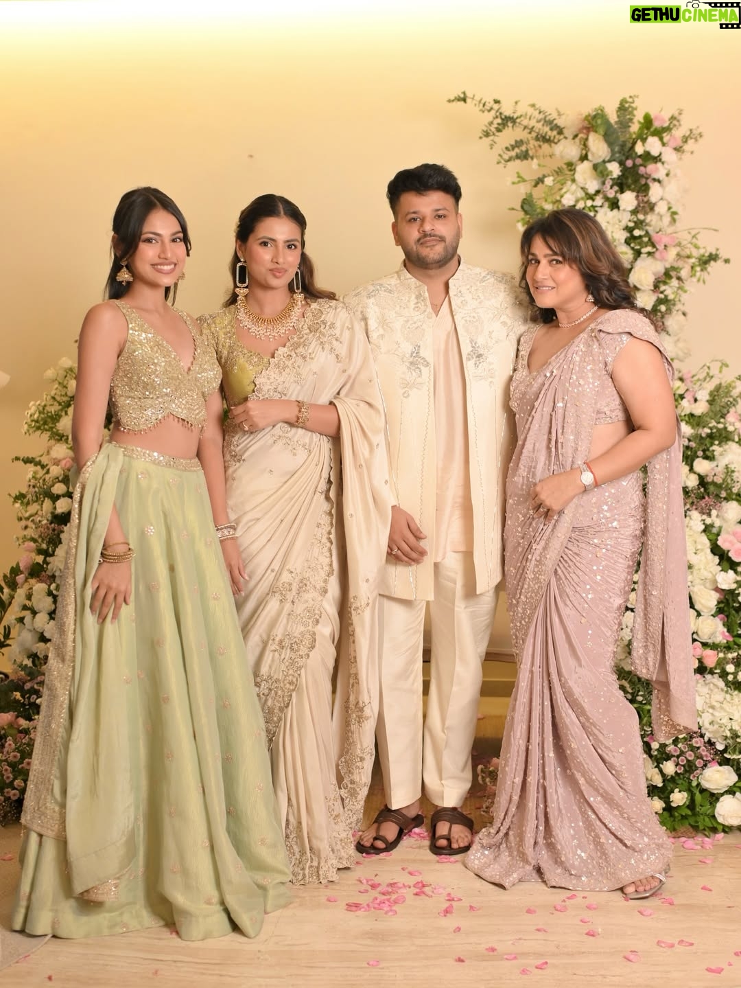 Khushi Hegde - 212.3K Likes - happiest bunch👼🏼🤍

wearing @seasonsmumbai 🏹
styled by: @tiara_gal @shalu_jaiswani