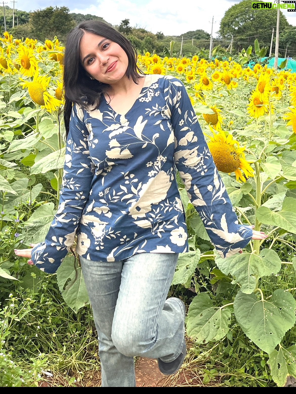 Khyati Sharma - 824 Likes - I AM SCREAMING I LOVE THIS SONG SOOO MUCH !!!!
@mohitchauhanofficial what have you sung this time 😭❤️
.
📷 @_tulica_ 
.
.
.
.
.
.
[viral post, beautiful girls, model, actor, shoot, travel, garden]