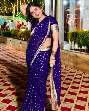 Khyati Sharma Instagram - Mai Heer teri ❌ kisi na kisi ki ✅ 😂 Best photo?
.
.
.
[static post, Bangalore influencer, saree posts, saree model ]