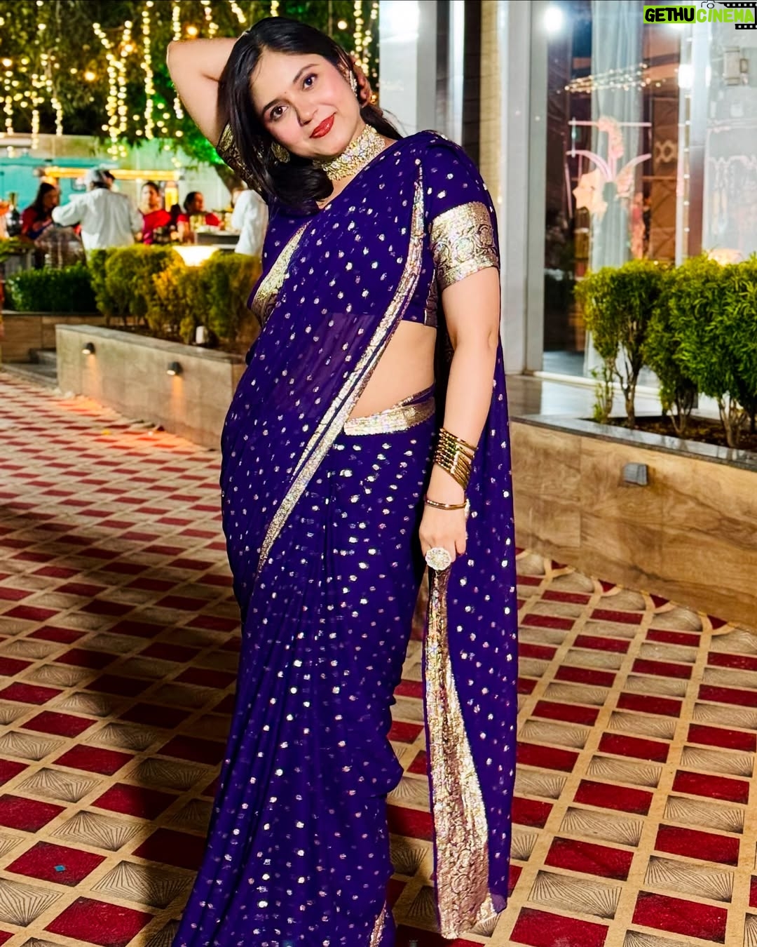 Khyati Sharma - 3.3K Likes - Mai Heer teri ❌ kisi na kisi ki ✅ 😂 Best photo?
.
.
.
[static post, Bangalore influencer, saree posts, saree model ]