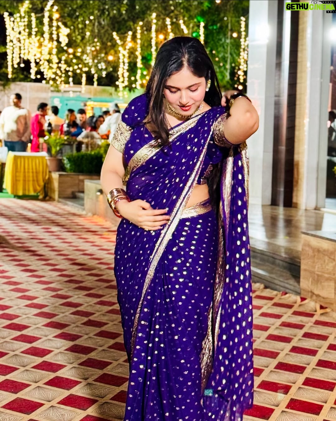 Khyati Sharma - 3.3K Likes - Mai Heer teri ❌ kisi na kisi ki ✅ 😂 Best photo?
.
.
.
[static post, Bangalore influencer, saree posts, saree model ]