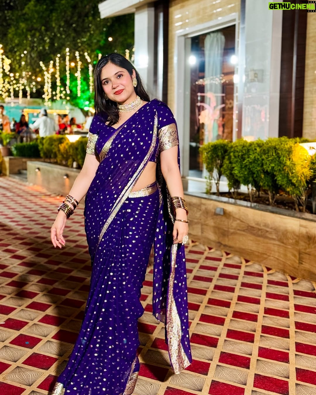 Khyati Sharma - 3.3K Likes - Mai Heer teri ❌ kisi na kisi ki ✅ 😂 Best photo?
.
.
.
[static post, Bangalore influencer, saree posts, saree model ]