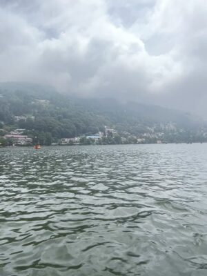 Khyati Sharma Instagram - A peaceful chaos: Nainital in snippets ⛵🏞️
.
.
.
[nainital, mountains, hills, vacation, trending]