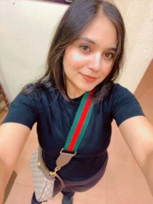 Khyati Sharma Instagram - When he is such a bad photographer, you end up taking selfies all time 😢 
Top- @mango 
Trouser- @hm 
Bag- @gucci 
.
.
.
.
[static post, beautiful girls, viral post, latest post, for you]
