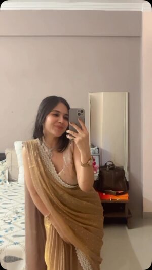 Khyati Sharma Instagram - Shadi mai khane kaun jata hai ?🐱
.
.
.
.
#saree #foryou #fyp #foryoupage #latestreels #dancereels #khyatisharma