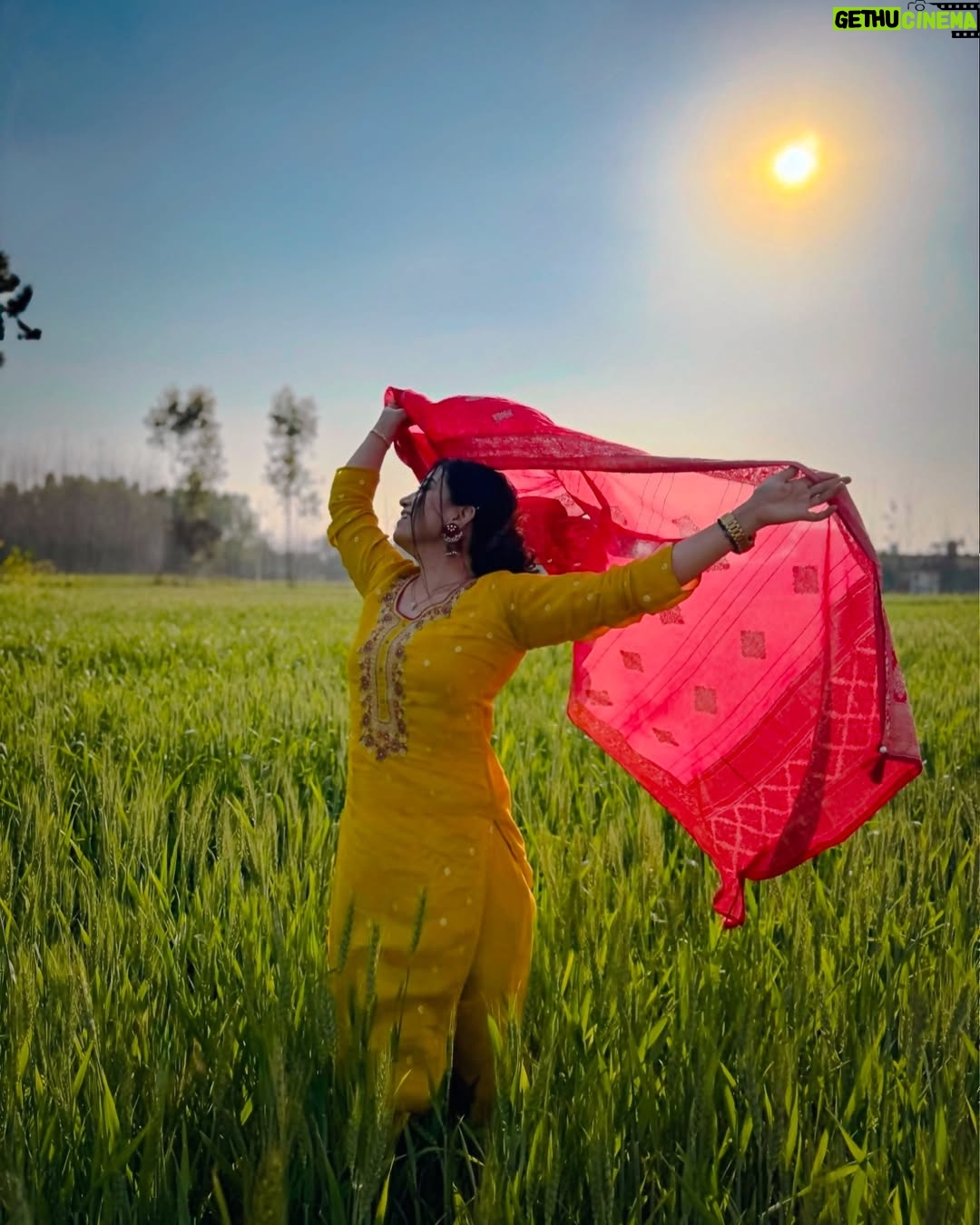 Kiara Fulra - 5.4K Likes - Tere shehar ki sadak bhuljya
Gaama aali gammi dekh ke 💕

.
#uttarakhand #pahadi #nainital