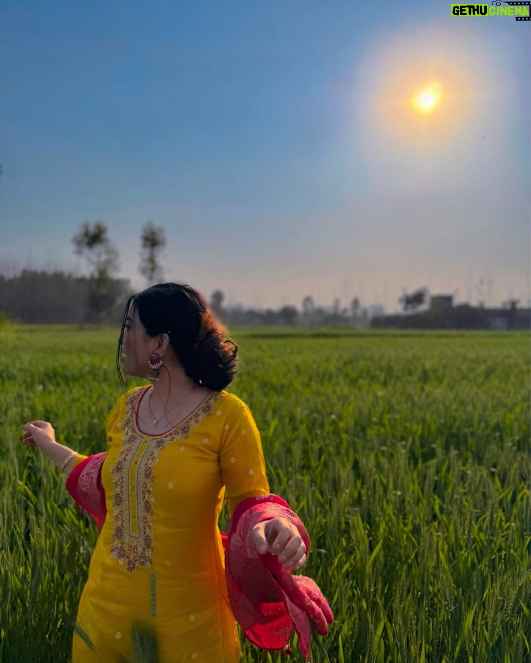 Kiara Fulra - 5.4K Likes - Tere shehar ki sadak bhuljya
Gaama aali gammi dekh ke 💕

.
#uttarakhand #pahadi #nainital