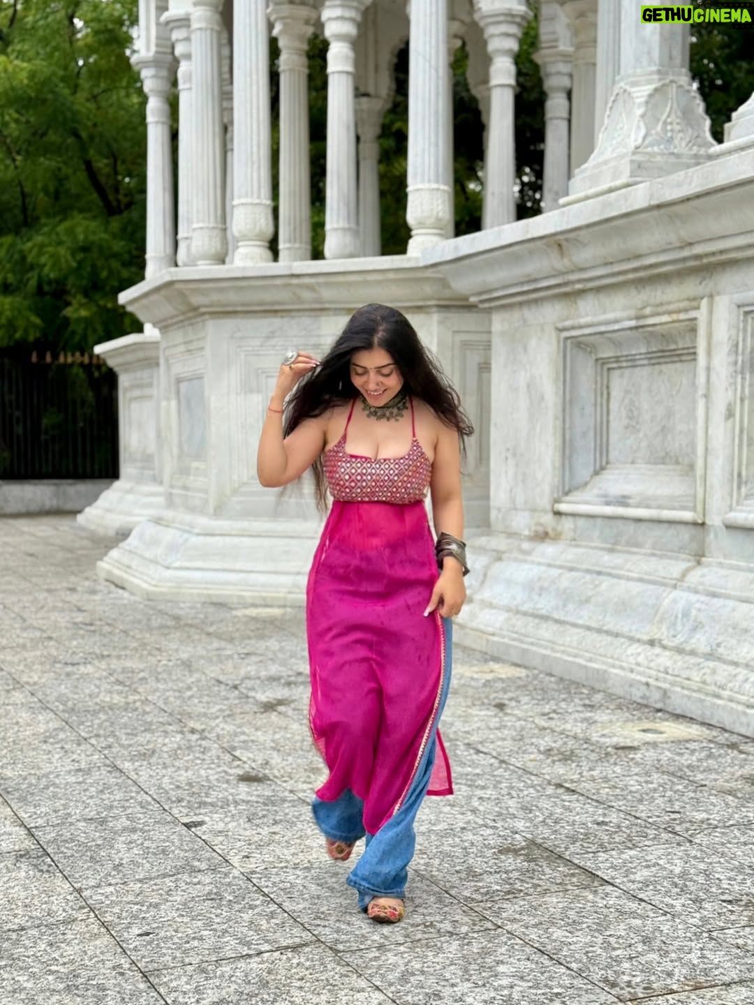 Kiara Fulra - 17.3K Likes - My param sundari moment 🪞🦢🪕
Kurti @labelkandari