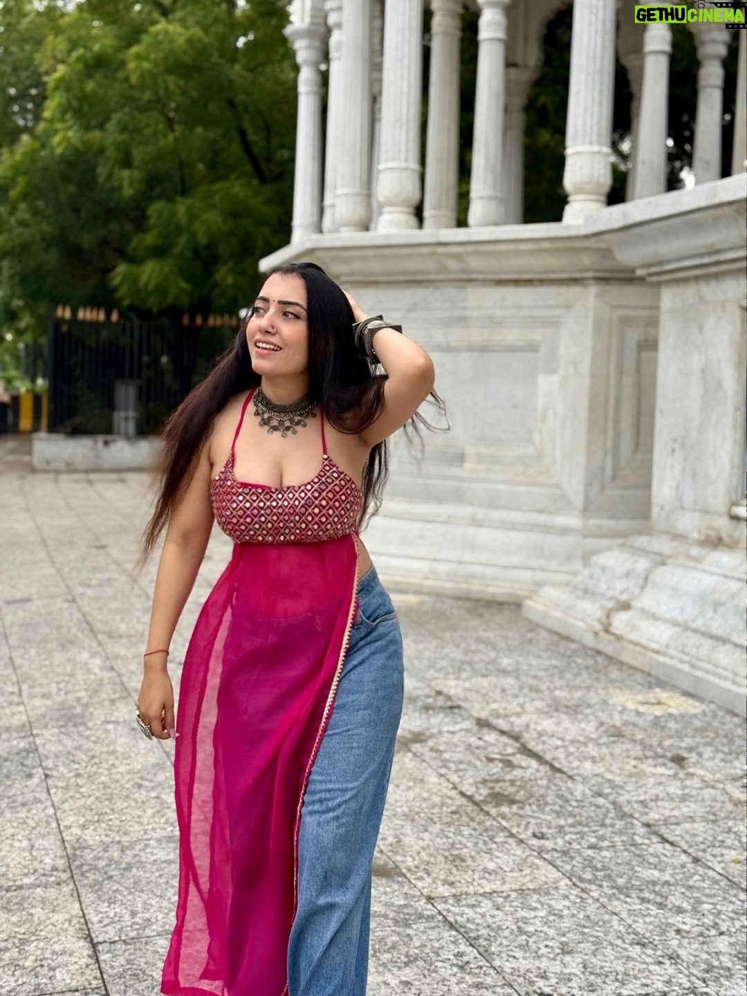 Kiara Fulra - 17.3K Likes - My param sundari moment 🪞🦢🪕
Kurti @labelkandari