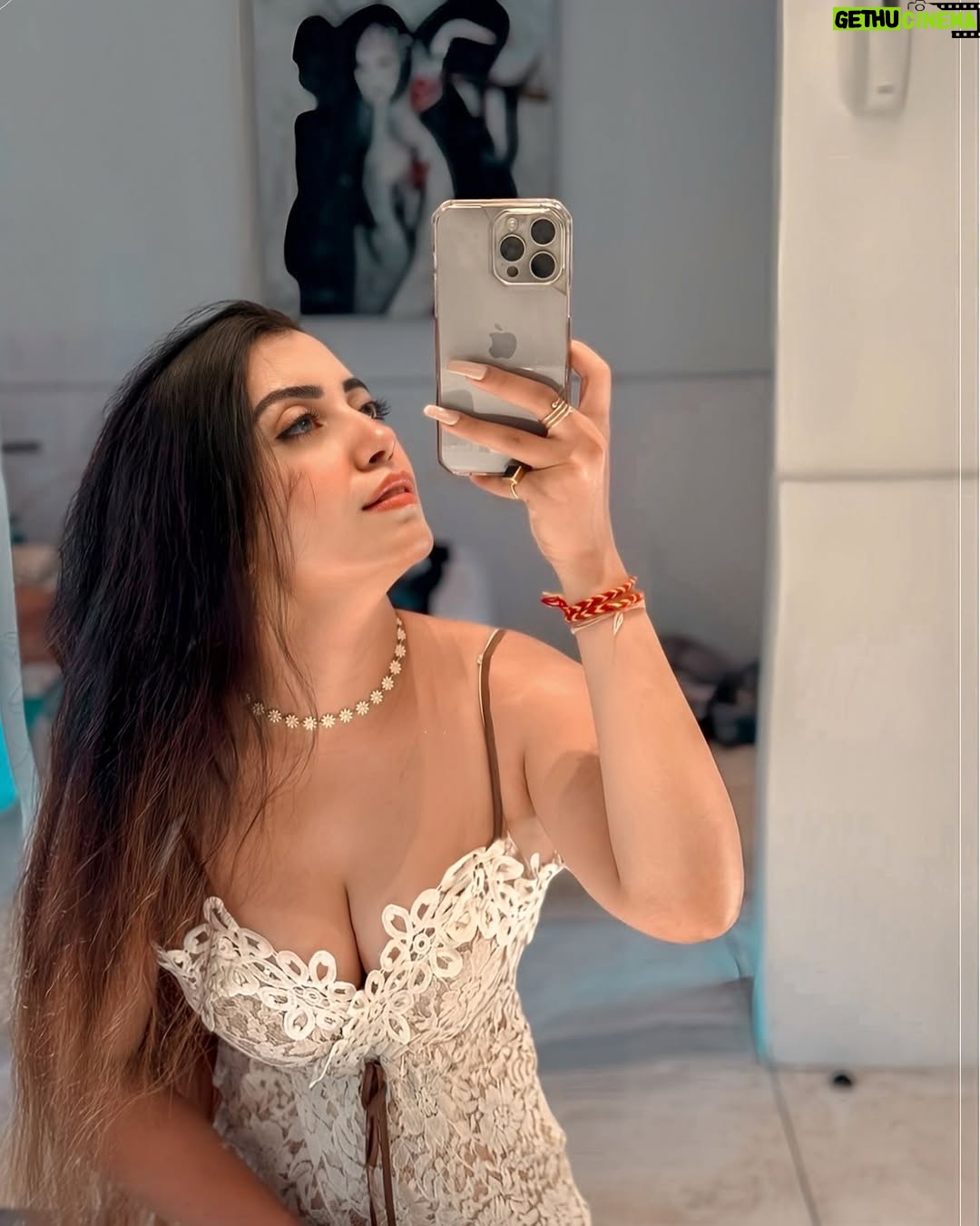 Kiara Fulra - 6.7K Likes - In and out — but always a vibe ✨💕 
.
Edit by @arunnjarwal