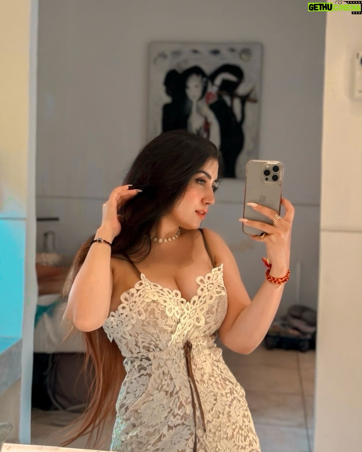 Kiara Fulra - 6.7K Likes - In and out — but always a vibe ✨💕 
.
Edit by @arunnjarwal