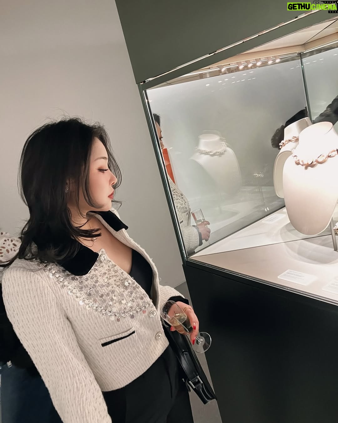 Kim Eun-young - 2.2K Likes - 매력적인 색체에 눈이 황홀했던

#Bvlgari 🐍💍