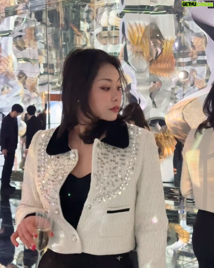 Kim Eun-young - 2.2K Likes - 매력적인 색체에 눈이 황홀했던

#Bvlgari 🐍💍