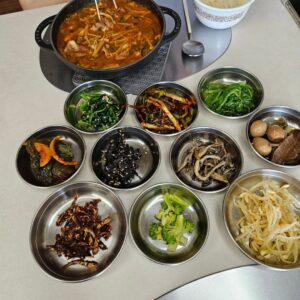 Kim Ga-yeon Instagram - .
.
긴 wsop 일정을 마치고 온
임저씨를 위해...
새 모니터와 모니터암도 장착해주고
마이크도 바꿔주고..
얼큰한 국과..압력솥밥..
그리고 집밥
#웰컴홈스윗홈
#필립스모니터
#모니터암
#데스크테리어
#어렵다