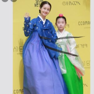 Kim Ga-yeon Instagram - .
.
5월2일
덕수궁 길에서 열린 ..
서울패션로드 정동 패션쇼.
우리꼬맹이 의젓하게 패션쇼도 관람하고..
다컸어..다컸어

#서담화
#하령이는
#모리앙한복