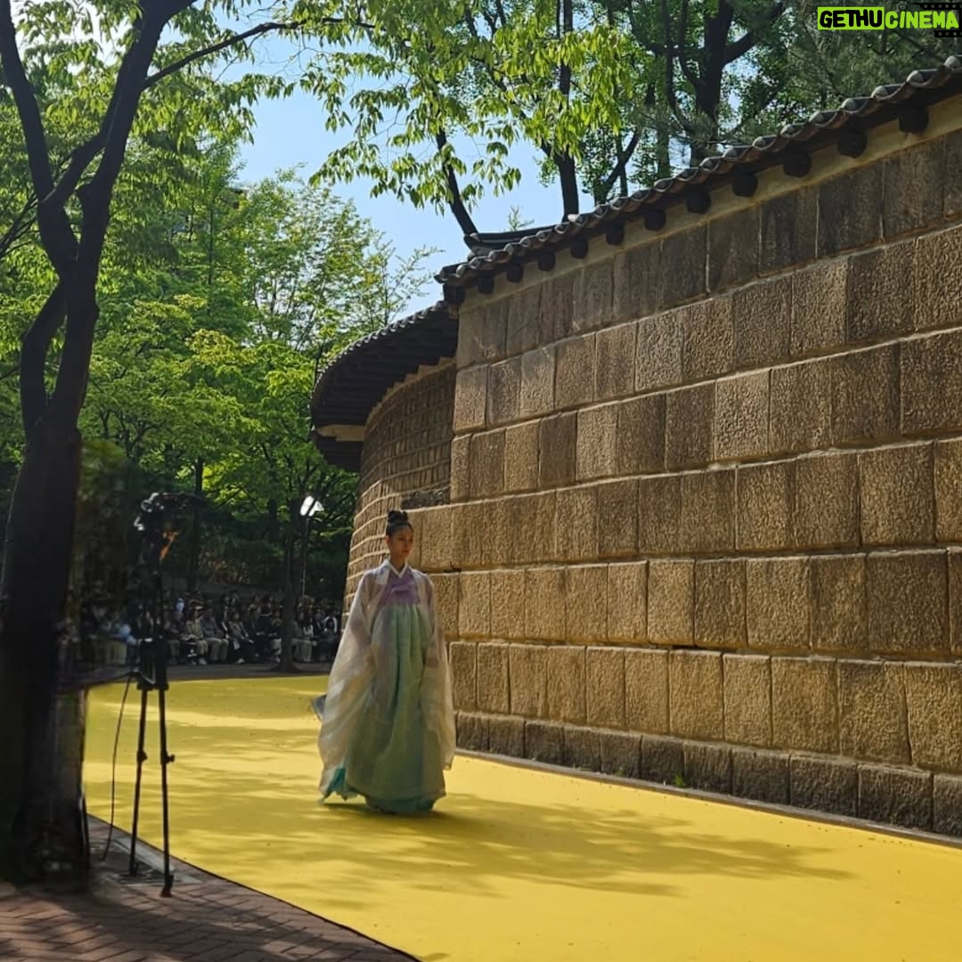 Kim Ga-yeon - 0.9K Likes - .
.
5월2일
덕수궁 길에서 열린 ..
서울패션로드 정동 패션쇼.
우리꼬맹이 의젓하게 패션쇼도 관람하고..
다컸어..다컸어

#서담화
#하령이는
#모리앙한복