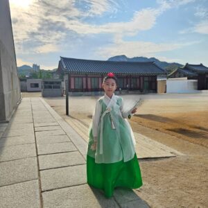 Kim Ga-yeon Instagram - .
.
5월2일
덕수궁 길에서 열린 ..
서울패션로드 정동 패션쇼.
우리꼬맹이 의젓하게 패션쇼도 관람하고..
다컸어..다컸어

#서담화
#하령이는
#모리앙한복