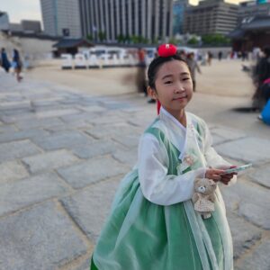 Kim Ga-yeon Instagram - .
.
5월2일
덕수궁 길에서 열린 ..
서울패션로드 정동 패션쇼.
우리꼬맹이 의젓하게 패션쇼도 관람하고..
다컸어..다컸어

#서담화
#하령이는
#모리앙한복