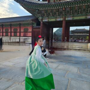 Kim Ga-yeon Instagram - .
.
5월2일
덕수궁 길에서 열린 ..
서울패션로드 정동 패션쇼.
우리꼬맹이 의젓하게 패션쇼도 관람하고..
다컸어..다컸어

#서담화
#하령이는
#모리앙한복